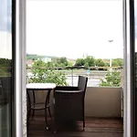 Luxury City Apartment - View Of River And Castle